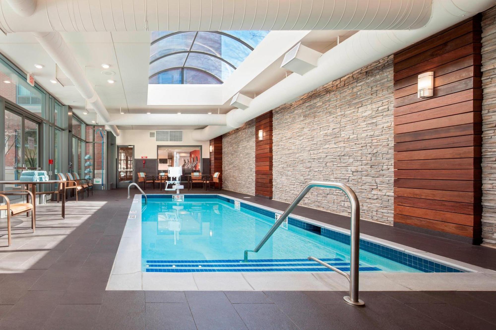 Courtyard By Marriott Boston Hotel