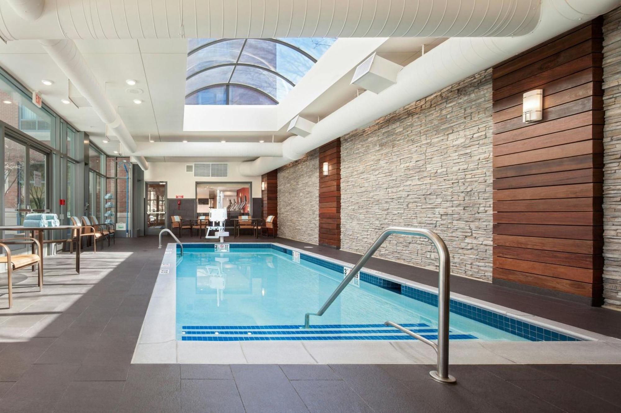 Courtyard By Marriott Boston Hotel