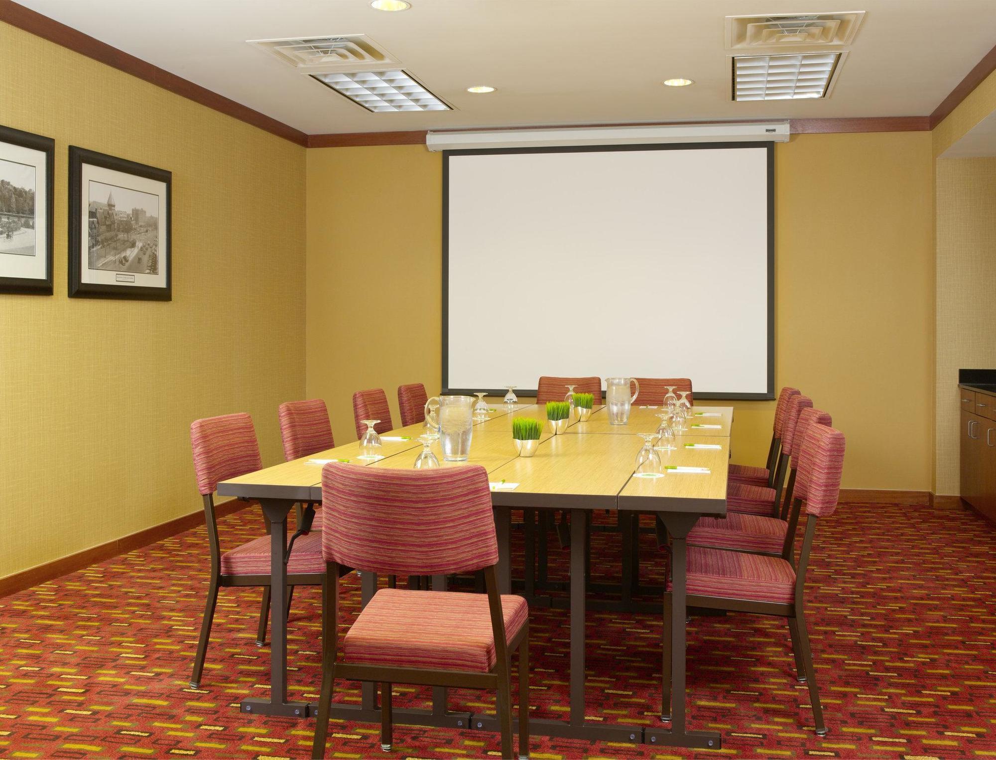 Courtyard By Marriott Boston