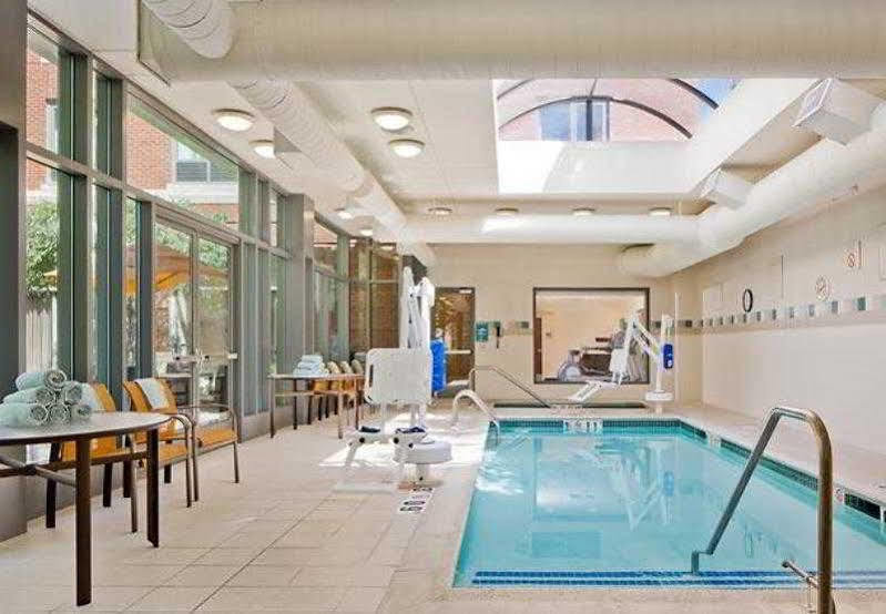 Courtyard By Marriott Boston Hotel Brookline